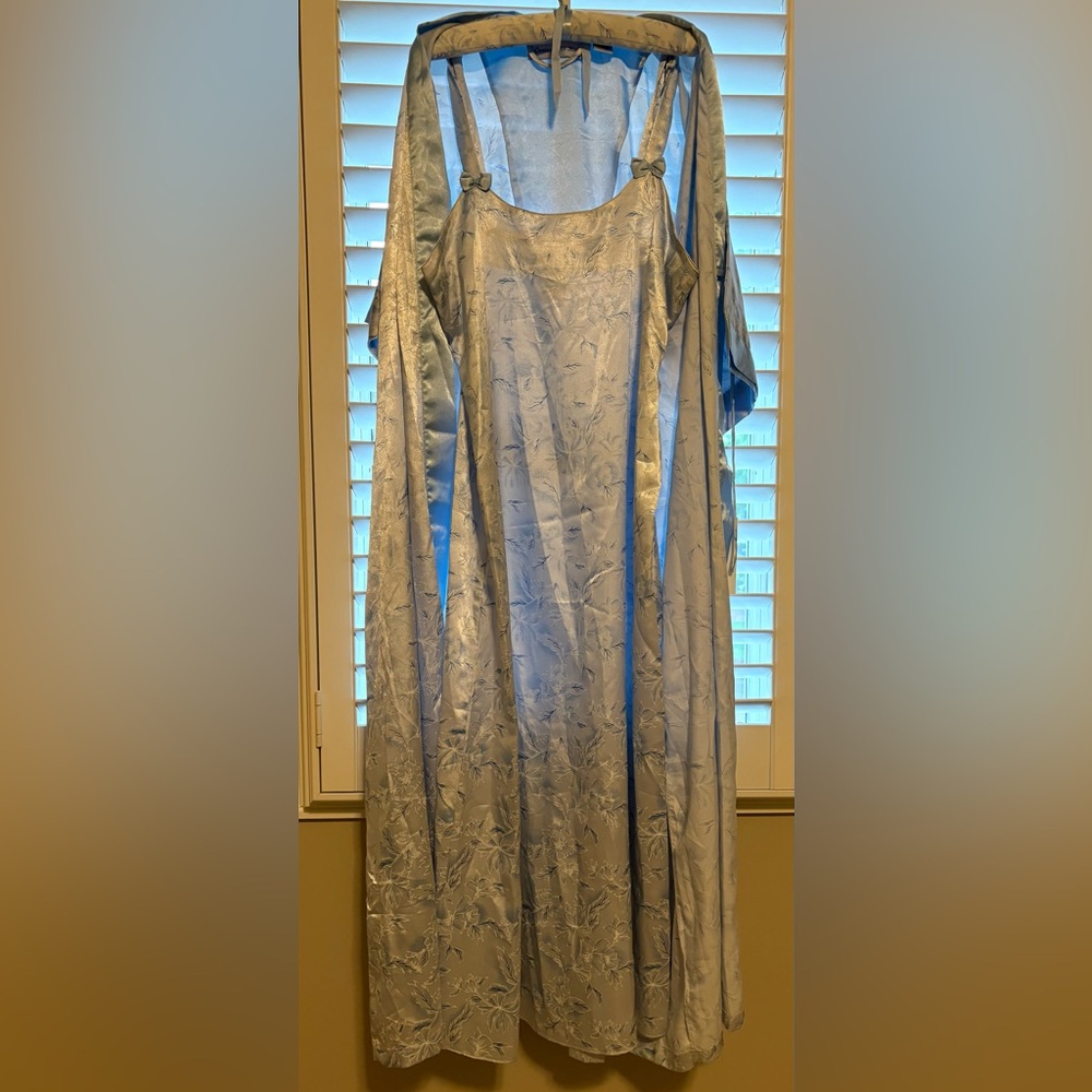 Elegant Blue Floral Nightgown with matching Robe. Women’s size S. NWT